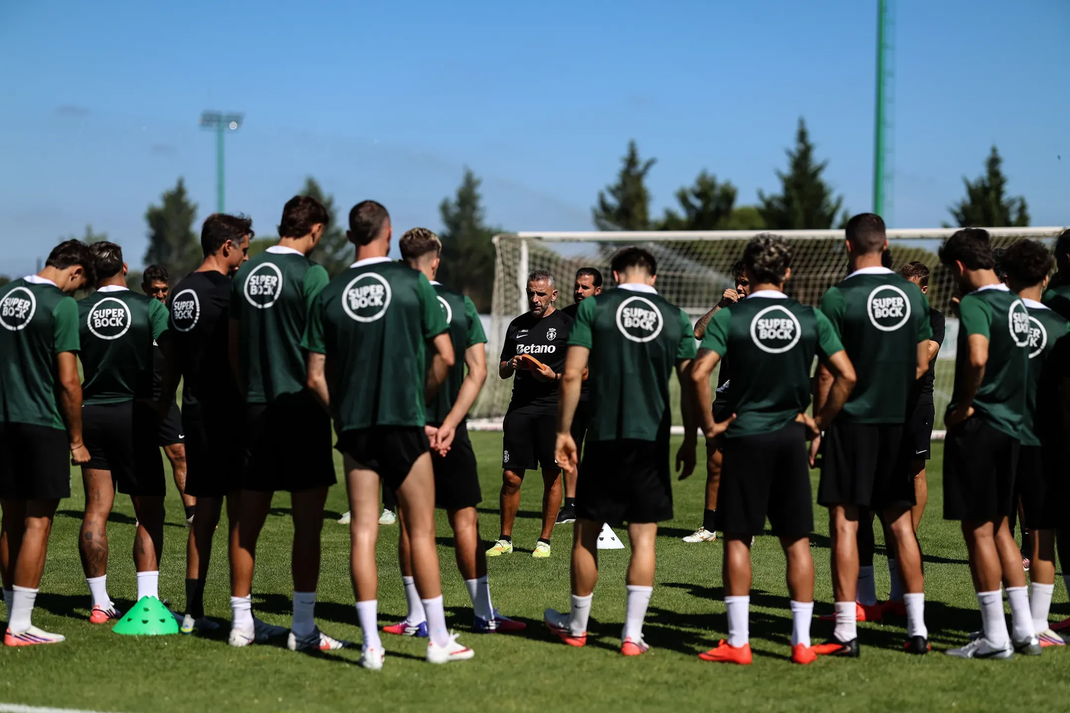 Rui Borges com duas dúvidas para Famalicão